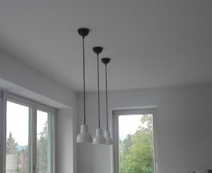 Étkezőasztal feletti lámpák felszerelve