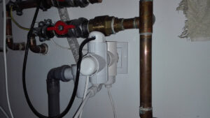 Csak egy darab konnektort helyeztek el a kazán alatt