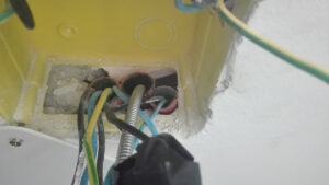 Hiányző vezetékek a konyhában