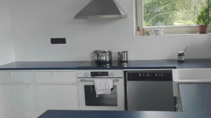 Sütő és főzőlap bekötve, konnektorok felhelyezve