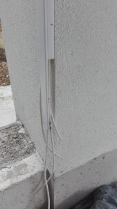 Szabadon hagyott vezetékek feszültség alatt