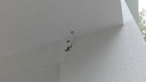 Szabálytalanul behúzott vezeték, védőcső nélkül